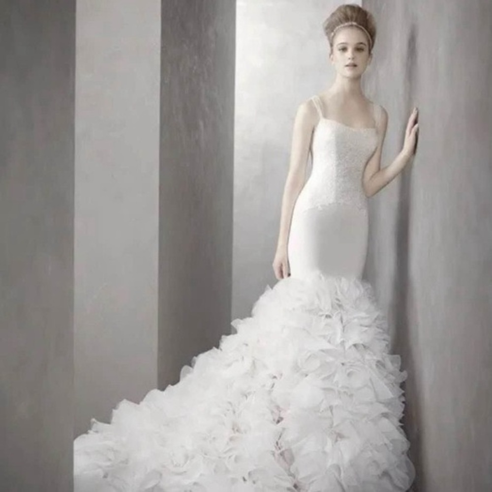 Vera Wang - Elegant White Strapless Mermaid Wedding Dress - Picture 4 of 7